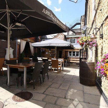 The Saracens Head Hotel Highworth Exterior photo