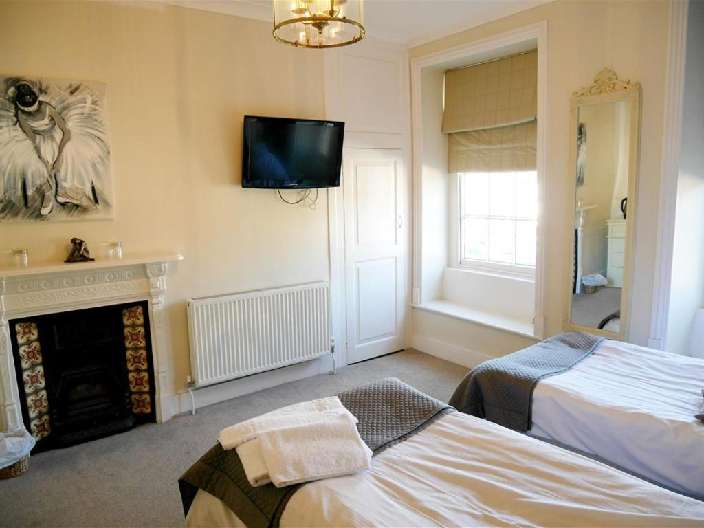 The Saracens Head Hotel Highworth Exterior photo