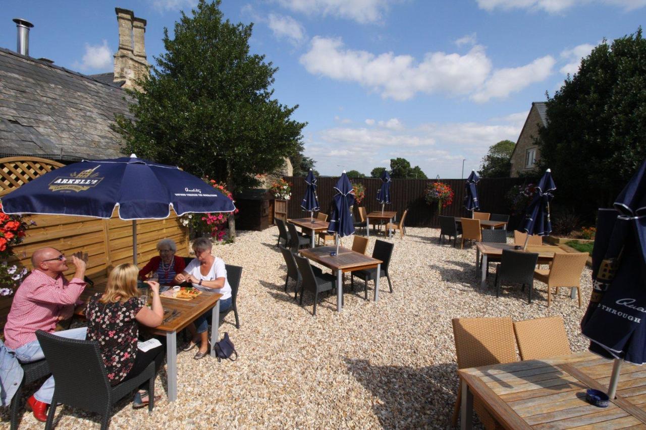 The Saracens Head Hotel Highworth Exterior photo