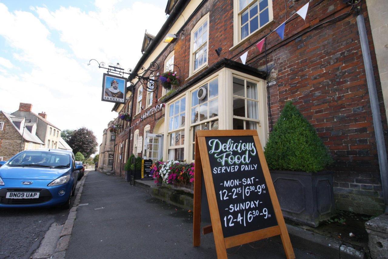 The Saracens Head Hotel Highworth Exterior photo