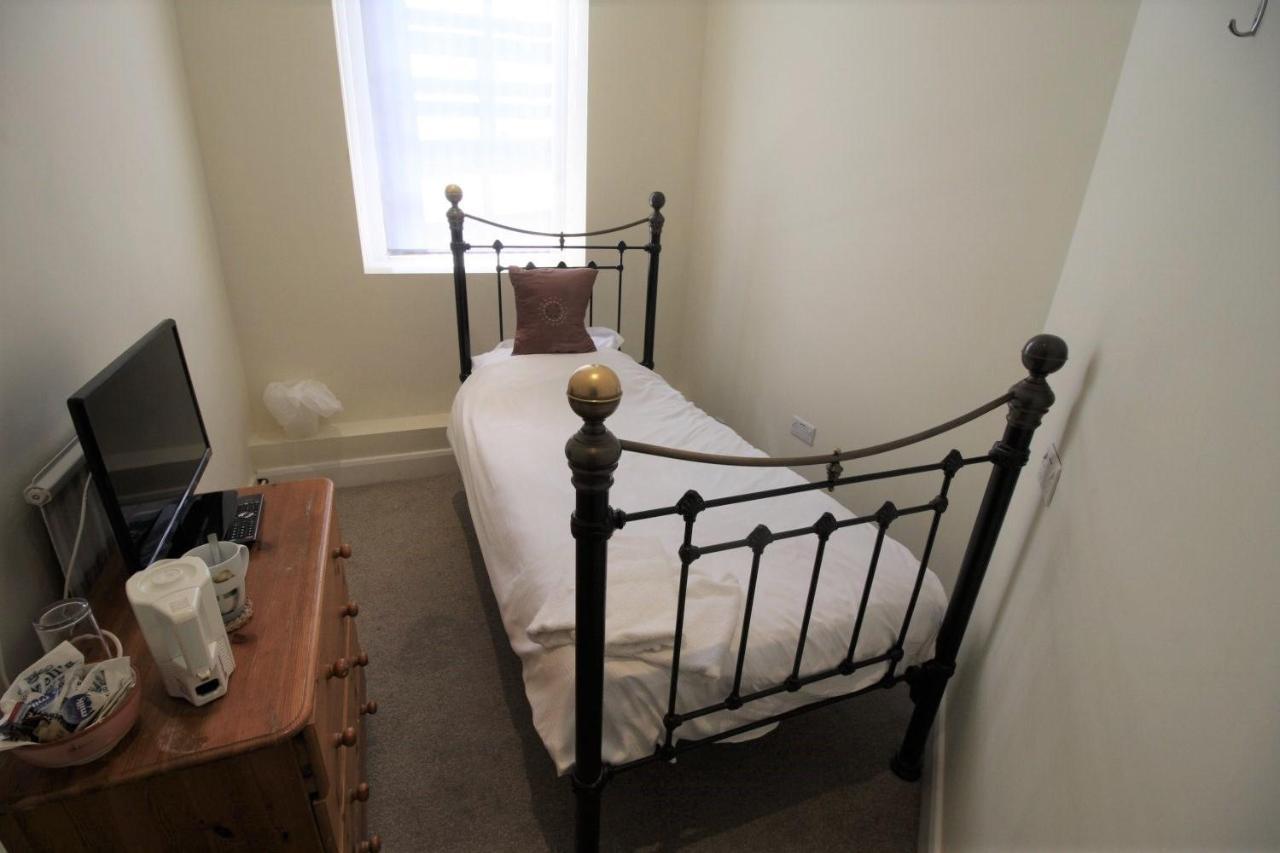 The Saracens Head Hotel Highworth Room photo