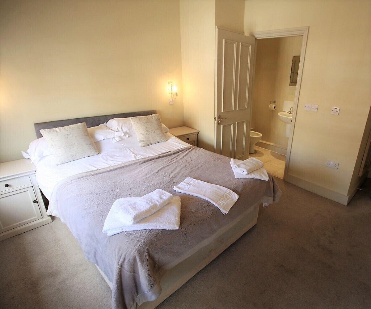 The Saracens Head Hotel Highworth Exterior photo