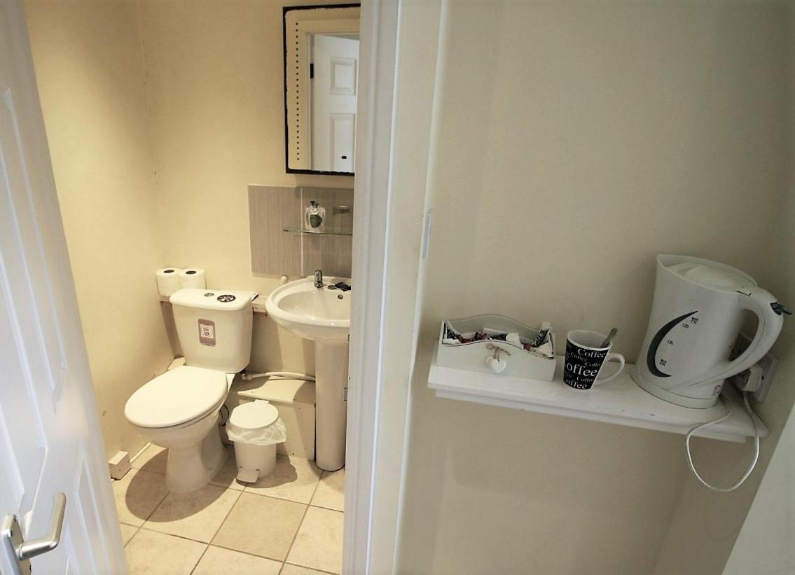 The Saracens Head Hotel Highworth Room photo