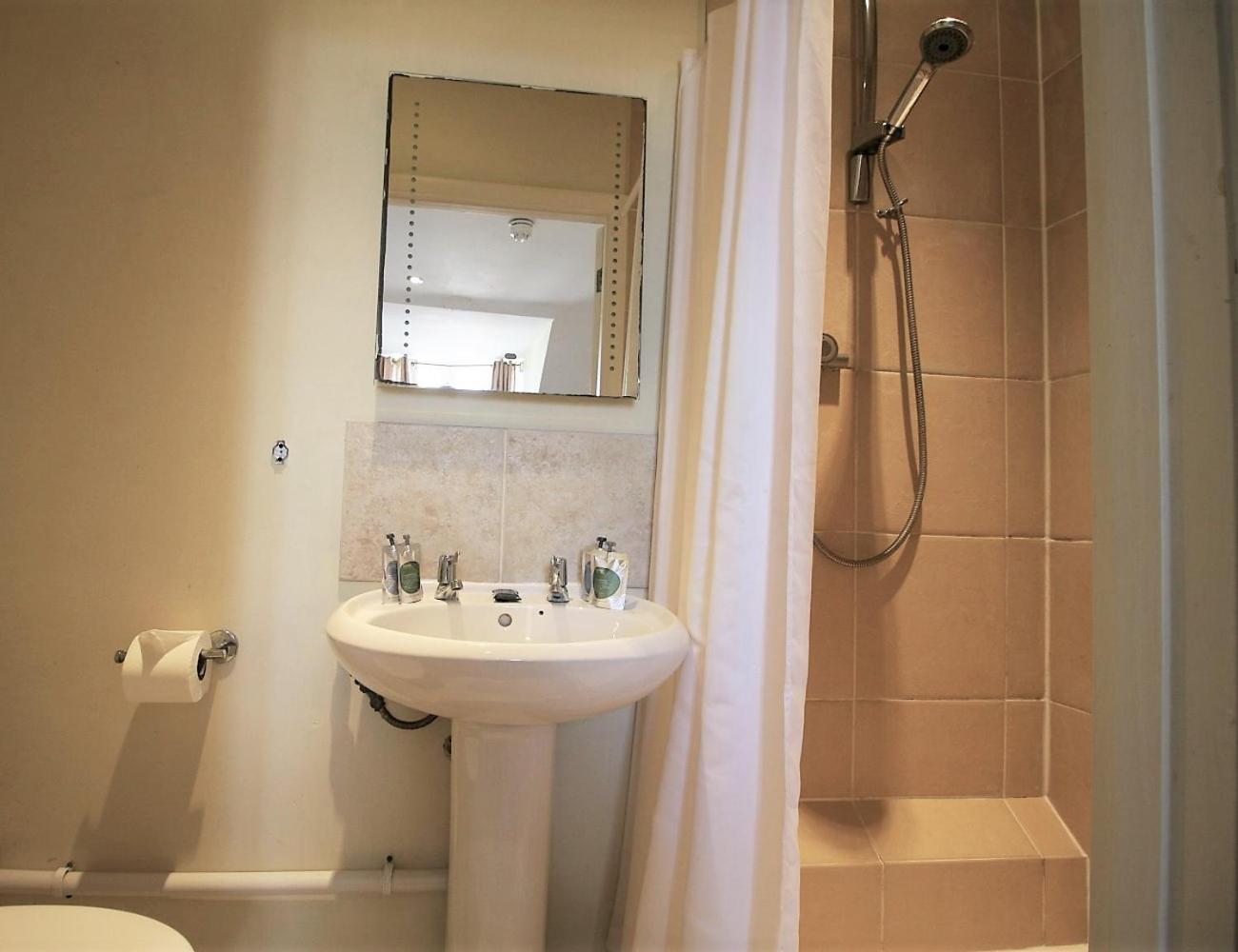 The Saracens Head Hotel Highworth Room photo