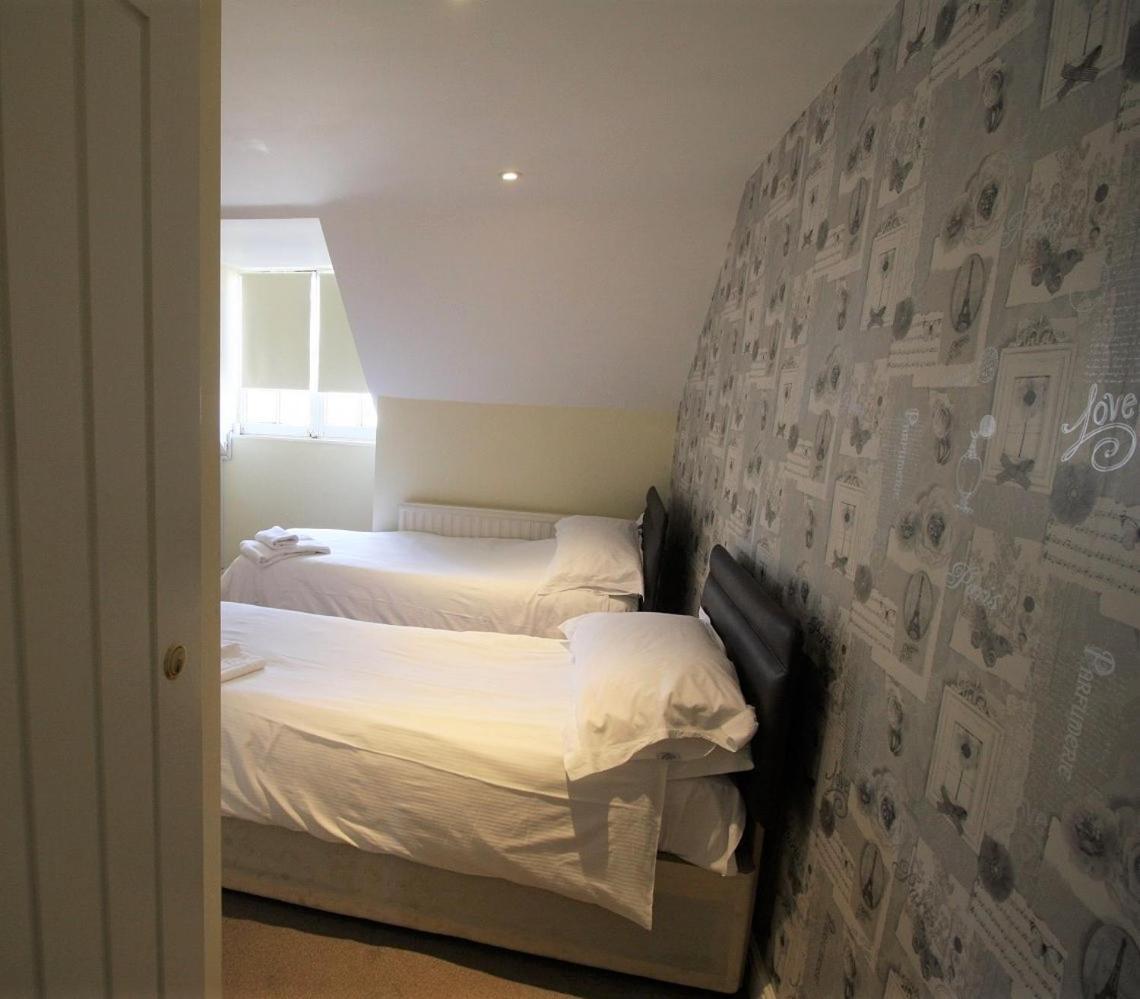 The Saracens Head Hotel Highworth Room photo