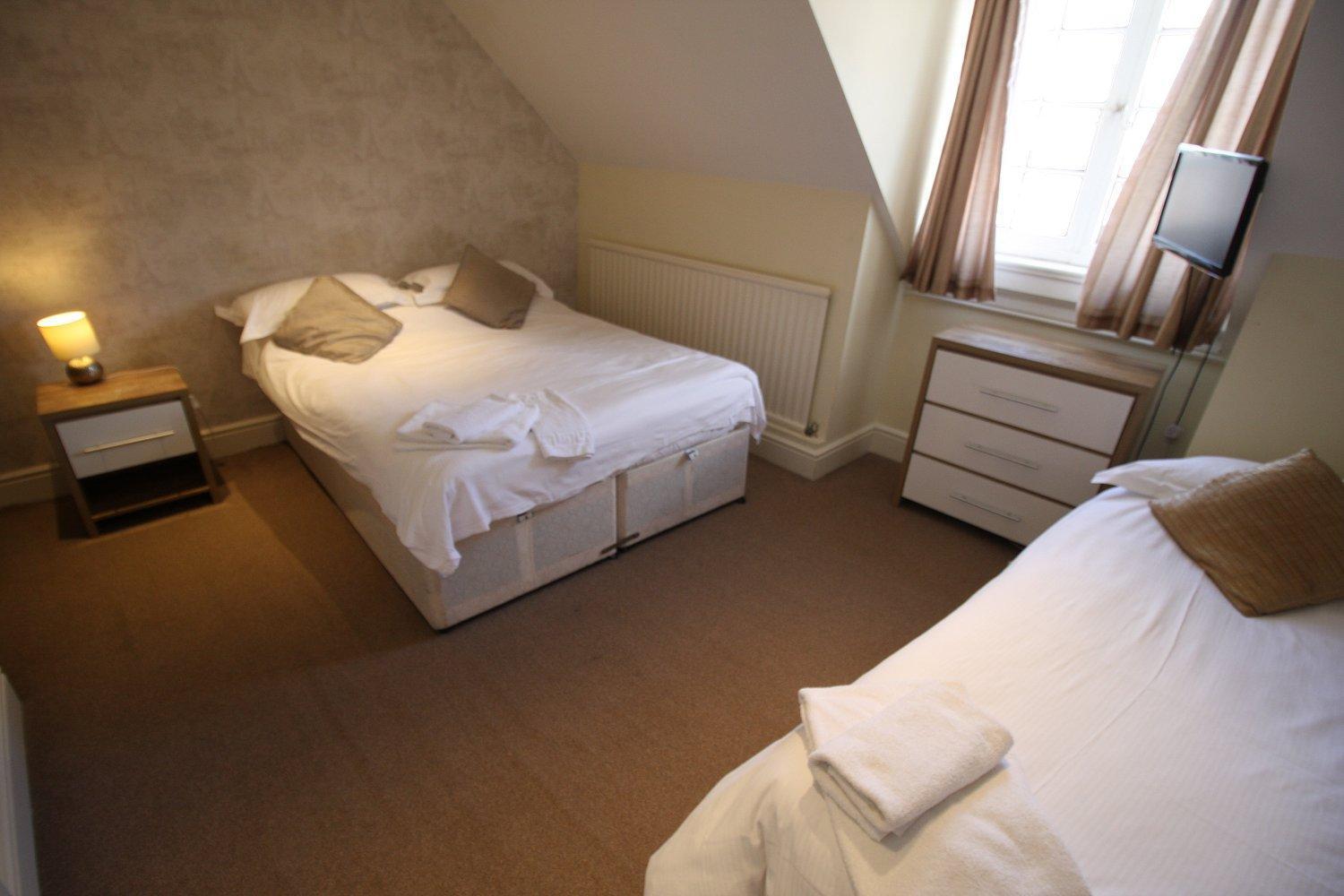 The Saracens Head Hotel Highworth Room photo