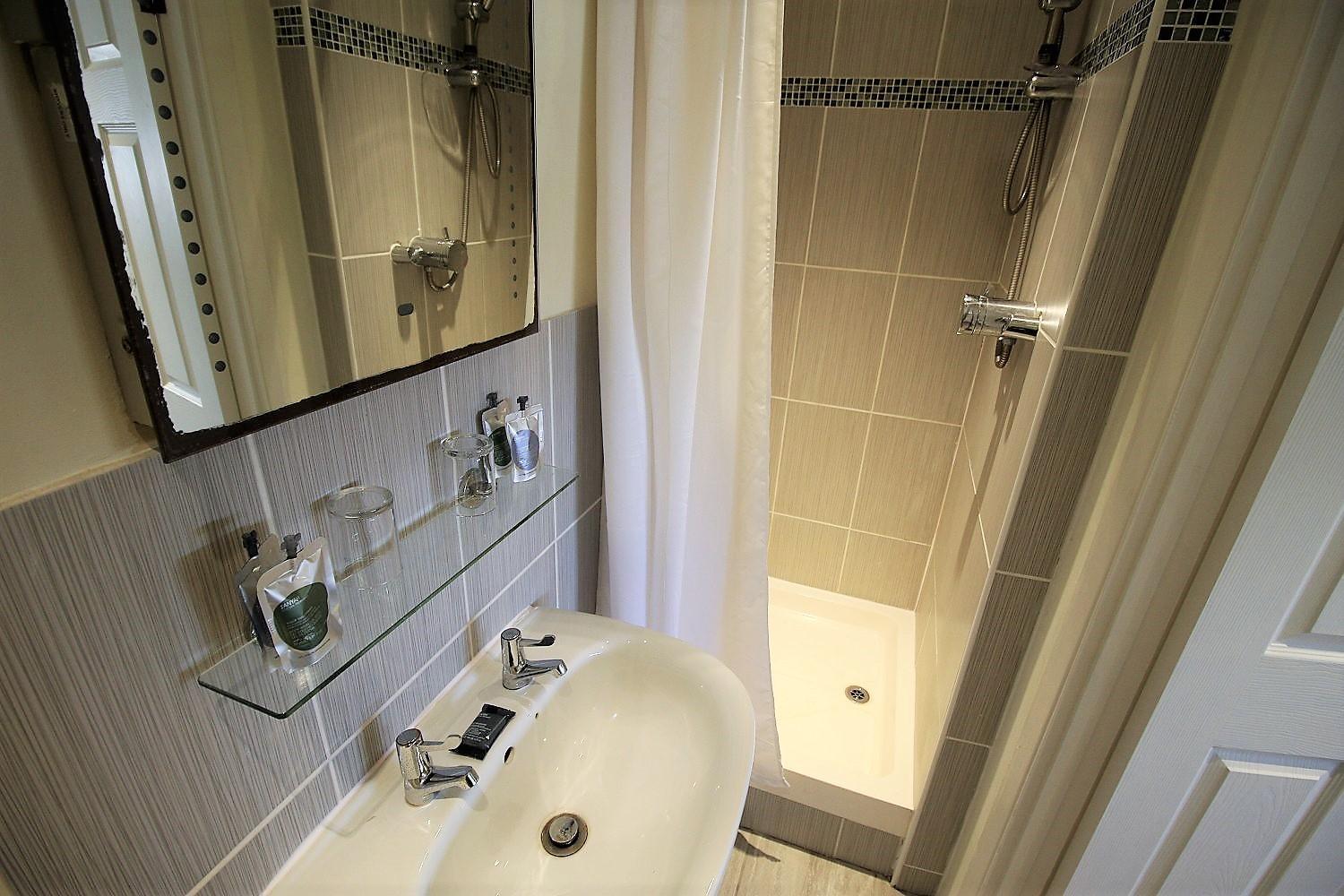 The Saracens Head Hotel Highworth Room photo