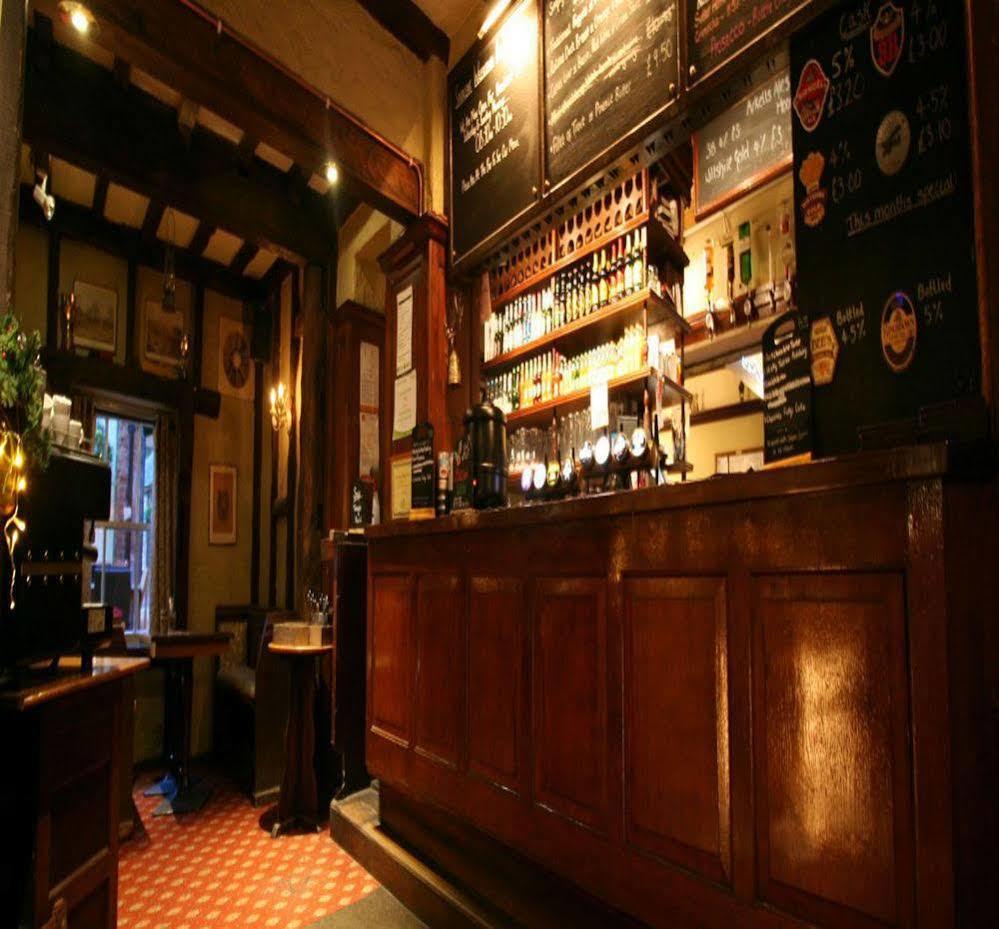 The Saracens Head Hotel Highworth Exterior photo