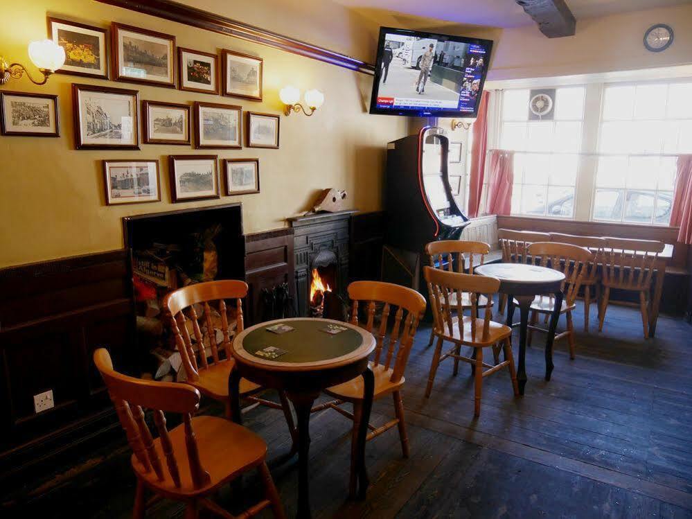 The Saracens Head Hotel Highworth Exterior photo