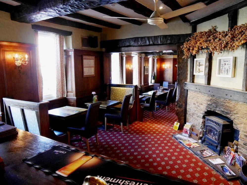 The Saracens Head Hotel Highworth Exterior photo